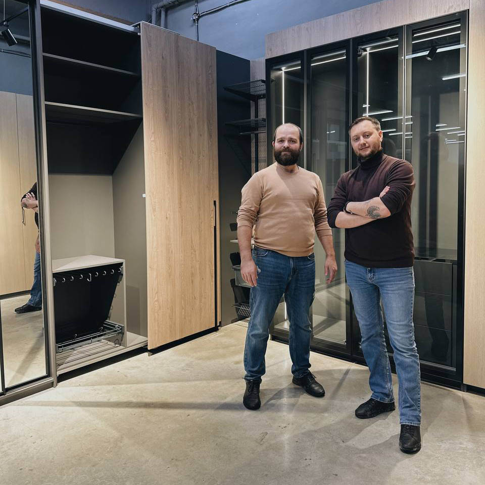 На днях нашу фабрику "Мебель Групп" посетили легенды своего дела — Станислав Станилевич и тюменский технолог Сергей Милородов!