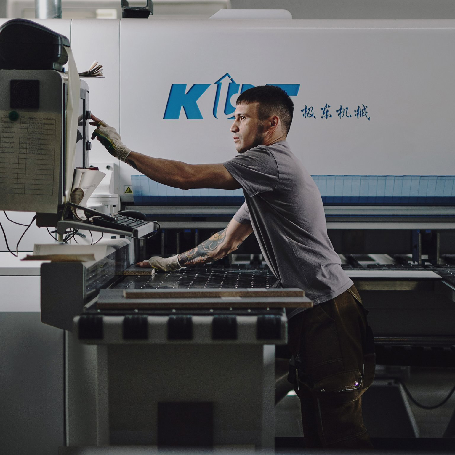 Услуги распила в «Мебель Групп».