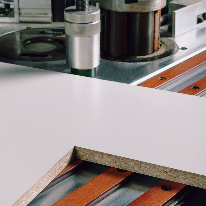 В «Мебель Групп» делаем то, что другим не под силу — качественное кромление под углом 90 градусов